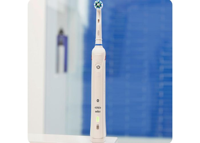 Denti più bianchi con lo spazzolino elettrico Oral-B al 63% su Amazon
