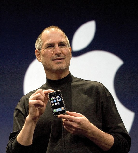 Steve Jobs con il primo iPhone del 2007