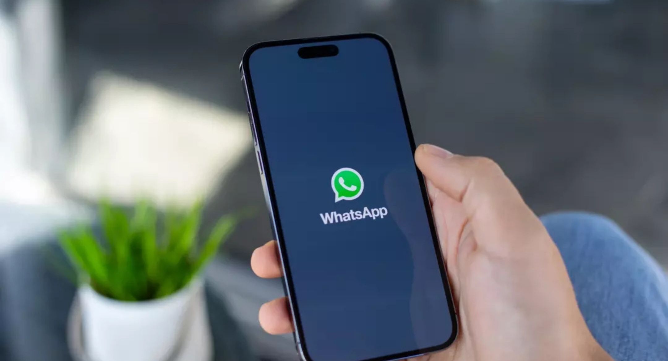 WhatsApp aiuterà gli utenti a rendere i loro messaggi più sarcastici e divertenti con l’AI