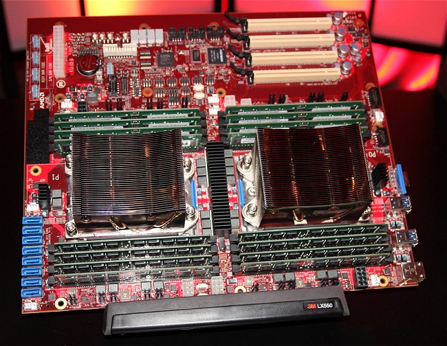 AMD Naples, sfida a Intel anche sul mercato server