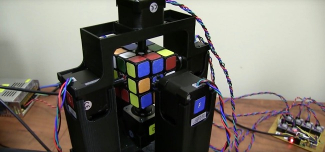 Robot risolve il cubo di Rubik in un secondo grazie all'AI