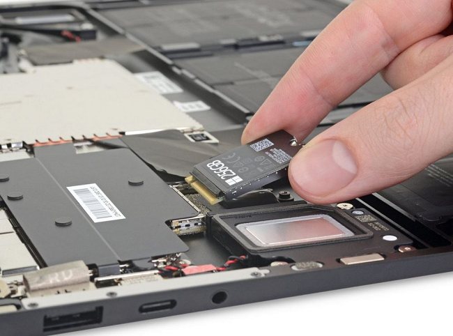Microsoft utilizza dei magneti per rendere più semplice aprire il suo Surface Laptop 3