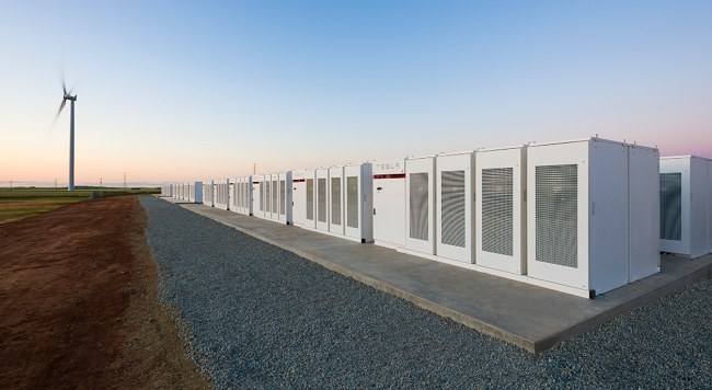 Tesla inaugura un impianto composto da batterie capace di erogare ben 100 Megawatt